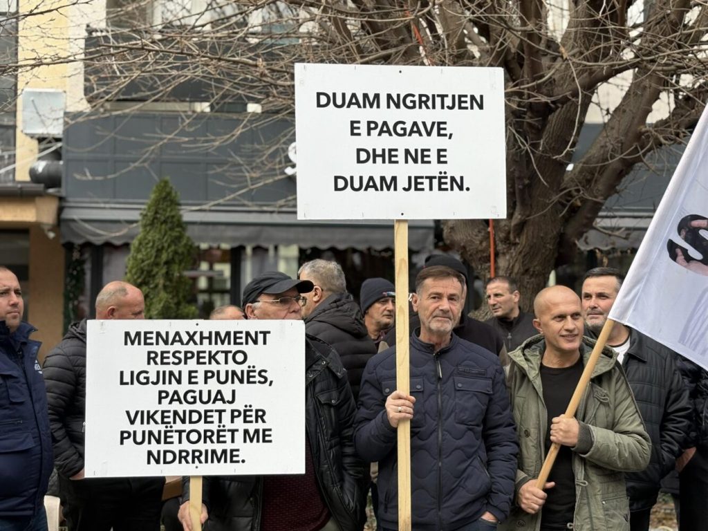 “Duam ngritjen e pagave, dhe ne duam jetën”, protestojnë punëtorët e KEK-ut