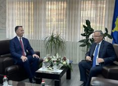 Bedri Hamza ia dorëzon detyrën e kryetarit të ri të Mitrovicës së Jugut, Faton Pecit