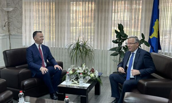 Bedri Hamza ia dorëzon detyrën e kryetarit të ri të Mitrovicës së Jugut, Faton Pecit