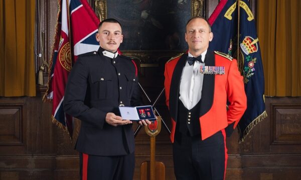 Kadeti Gent Dakaj përfundon me sukses trajnimin në Akademinë Mbretërore Ushtarake të Britanisë, nderohet me medalje