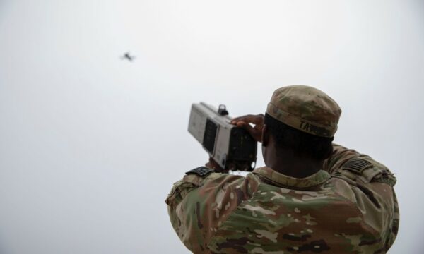 Ushtarët amerikanë trajnohen për gjurmimin dhe rrëzimin e dronëve, KFOR tregon se si funksionon sistemi