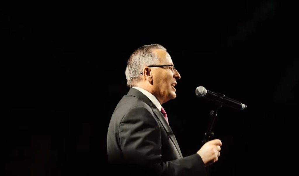 Bedri Hamza prezanton këngën e fushatës “We Rise Together”, të gjeneruar nga Inteligjenca Artificiale