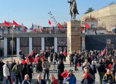 Protestuesit vazhdojnë të mblidhen në sheshin “Skënderbeu” në Shkup