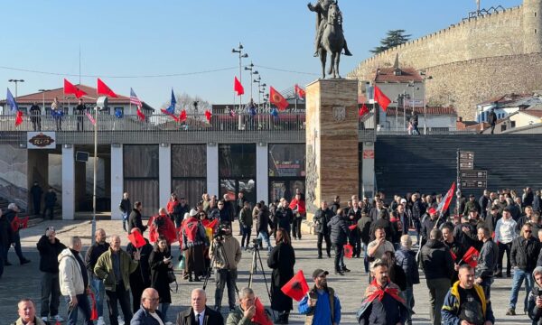 Protestuesit vazhdojnë të mblidhen në sheshin “Skënderbeu” në Shkup