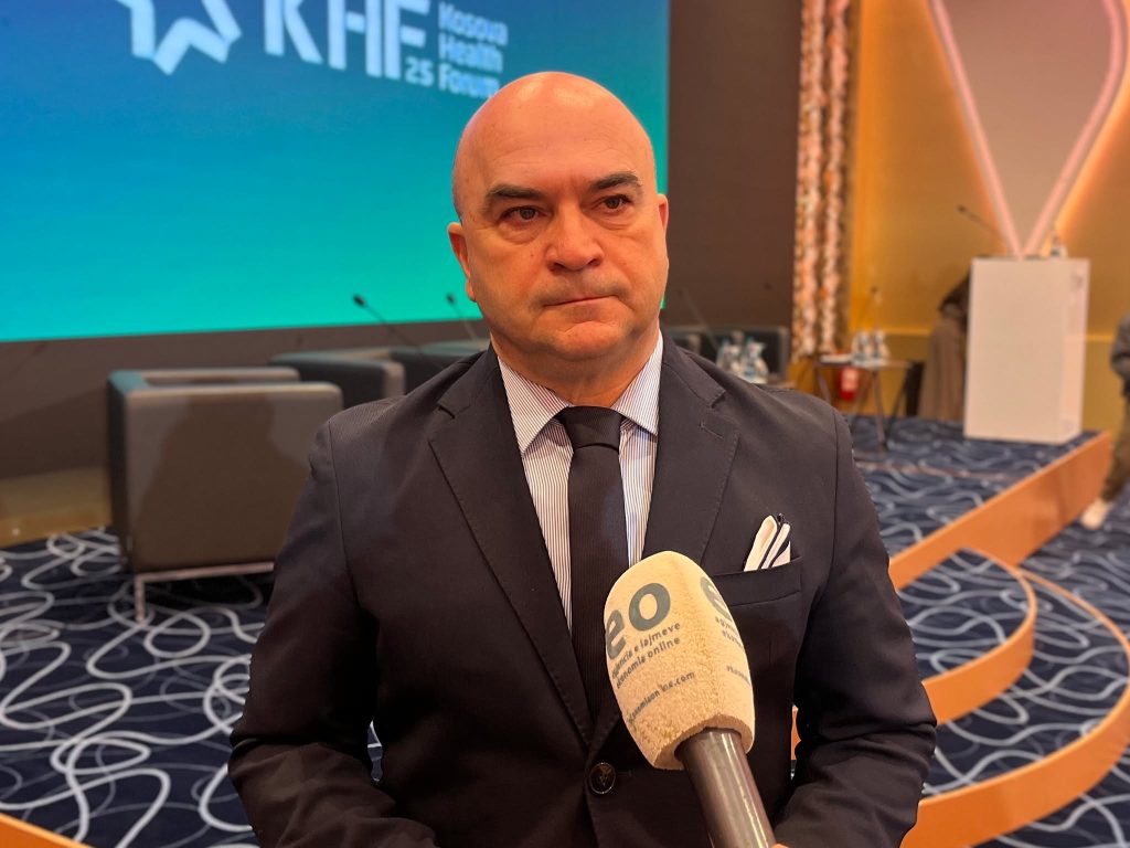 Kavaja: Ndarja e më shumë specializimeve dhe futja e sigurimeve shëndetësore do të ndalonin ikjen e mjekëve