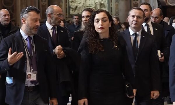 Qeveria e kërkoi shkarkimin e tij për shkak të kritikave ndaj Kurtit, Vehbi Miftari krah Osmanit në Vatikan