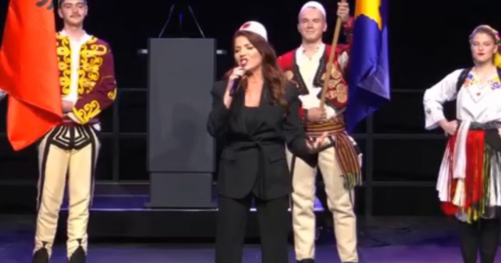 Këndoi frazën “Jam Albini, pushkë me qitë”, Sibel Halimi i reagon Edona Llalloshit: Kujt do t’i drejtohen plumbat, artiste e dashur?!