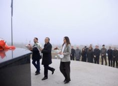 Bedri Hamza nderon me homazhe Mujë Krasniqin dhe 41 dëshmorë të UÇK-së në Skenderaj