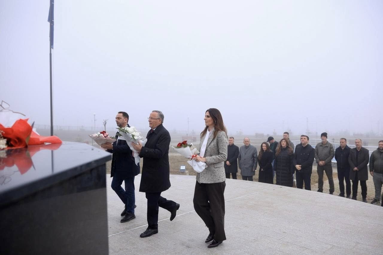 Bedri Hamza nderon me homazhe Mujë Krasniqin dhe 41 dëshmorë të UÇK-së në Skenderaj