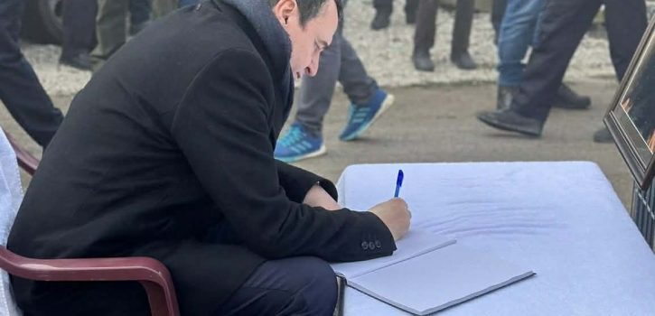 Albin Kurti nderon mësuesin Osman Jakupi: Kujtimi për të është i paharrueshëm