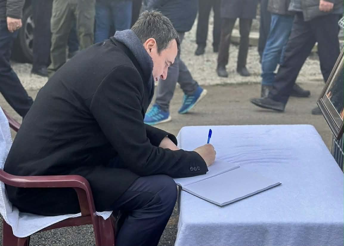 Albin Kurti nderon mësuesin Osman Jakupi: Kujtimi për të është i paharrueshëm