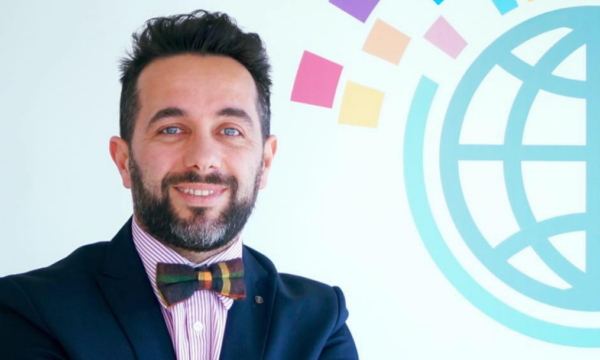 Pas këngës së Edona Llaloshit, Muharremi i pyet Lëvizjen Vetëvendosje: “A jeni në vete”