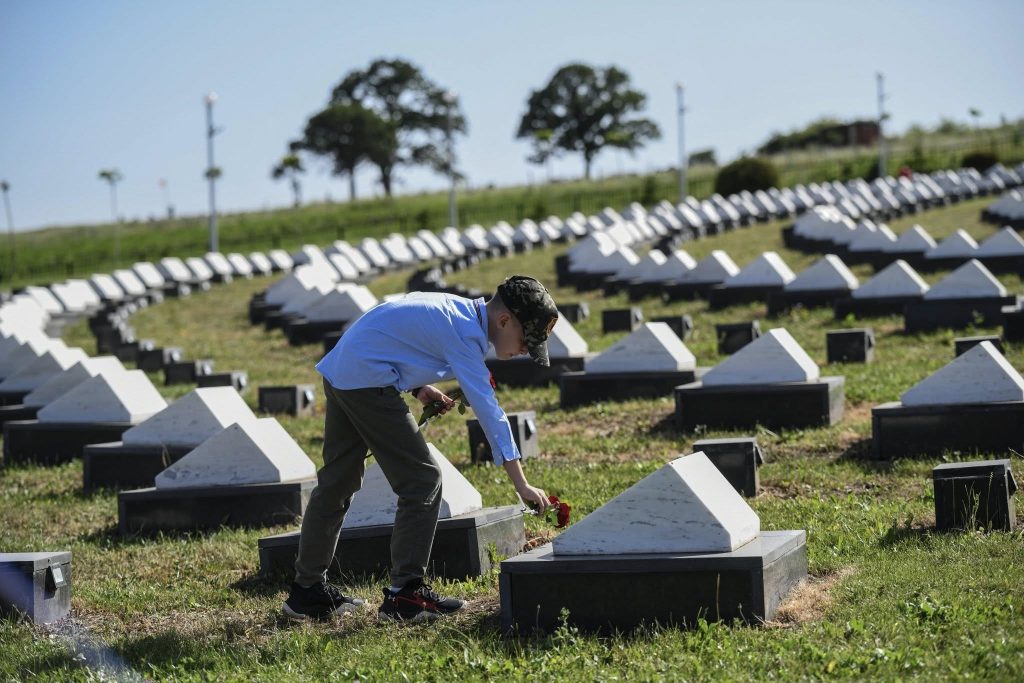 Abelard Tahiri e çon djalin te varri i Mujë Krasniqit: Liria ka emër dhe histori