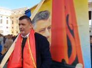 Kosovari bën pelegrinazh për Thaçin dhe UÇK-në në meshën e shenjtë në Vatikan