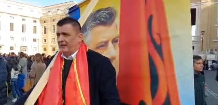 Kosovari bën pelegrinazh për Thaçin dhe UÇK-në në meshën e shenjtë në Vatikan