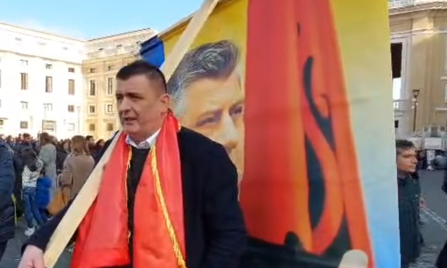 Kosovari bën pelegrinazh për Thaçin dhe UÇK-në në meshën e shenjtë në Vatikan