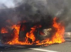 Merr flakë vetura në Vlorë, gjendet i djegur një person