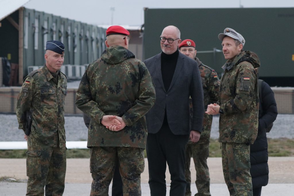 Sekretari gjerman i Mbrojtjes vlerëson lart përkushtimin dhe profesionalizmin e ushtarëve të KFOR-it