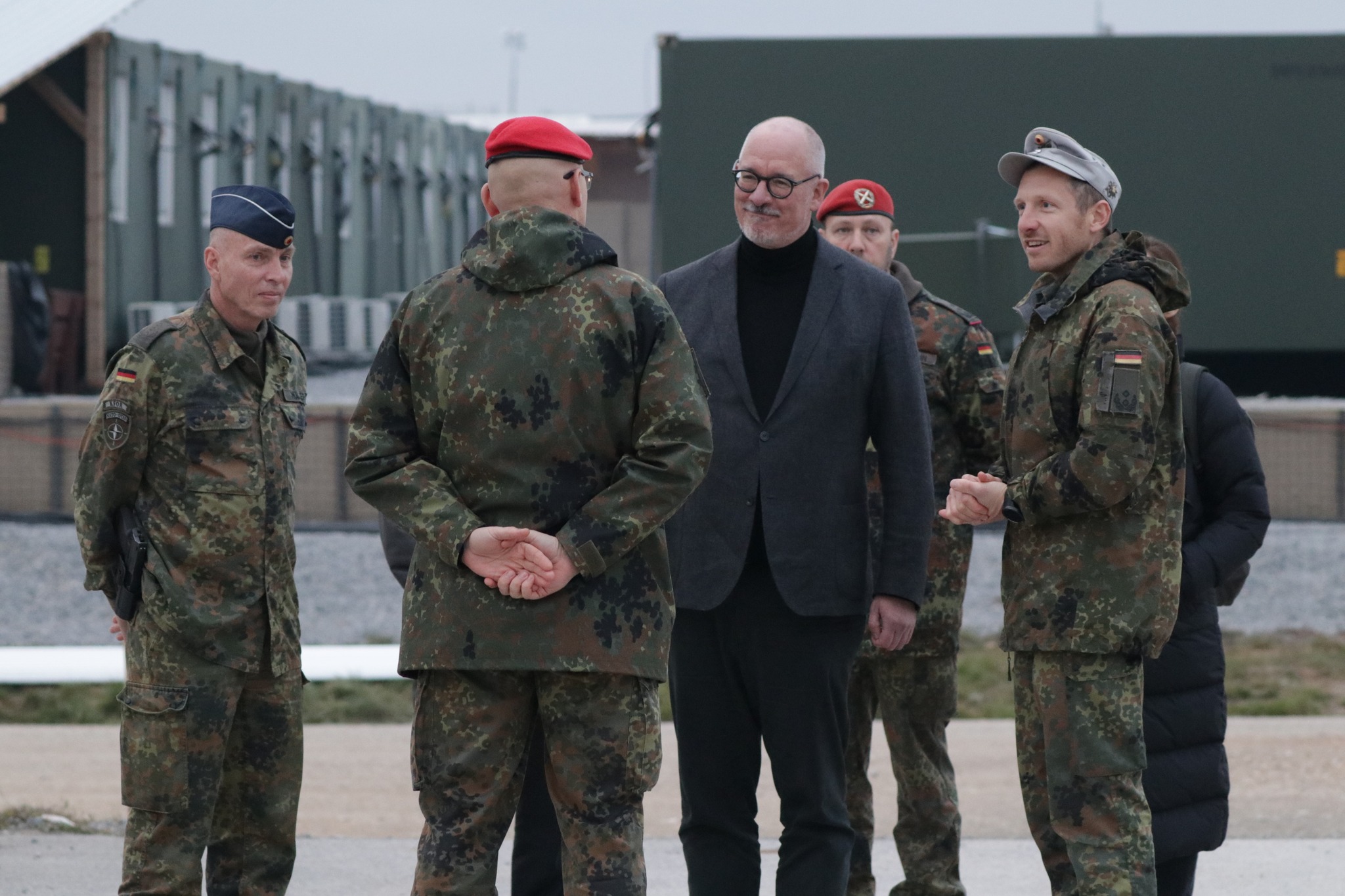 Sekretari gjerman i Mbrojtjes vlerëson lart përkushtimin dhe profesionalizmin e ushtarëve të KFOR-it