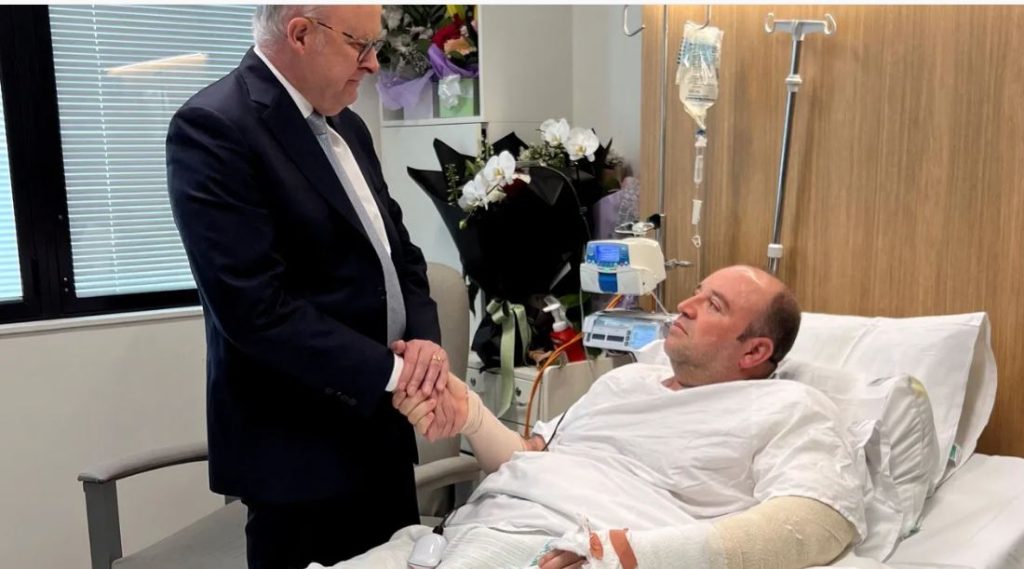 “Është një hero i vërtetë”, Albanese i shkon për vizitë në spital burrit që e çarmatosi sulmuesin në Bondi
