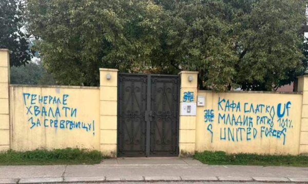 Grafit që glorifikon gjenocidin në Srebrenicë shfaqet në Ambasadën e Bosnjë dhe Hercegovinës në Podgoricë