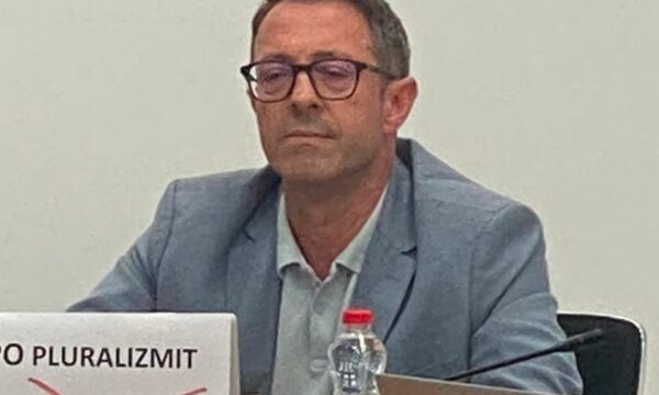 Burri i Albulena Haxhiut e shkel betimin: Nga zyrat e KQZ-së, Alban Krasniqi tregon si të votohet VV-ja