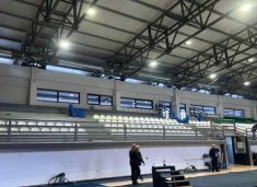 Pushteti i ri i Mitrovicës V. nis ndërrimin e karrigeve në sallën e sportit me ato të flamurit serb – ndërhyn policia