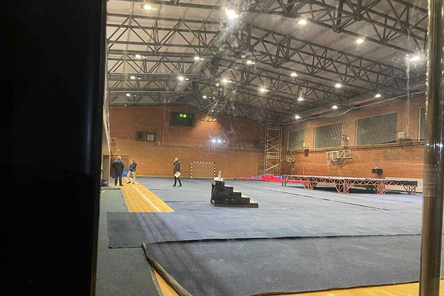 Policia ndërhyn në palestrën sportive në Mitrovicën e Veriut, ndalon zëvendësimin e karrigeve me simbole serbe