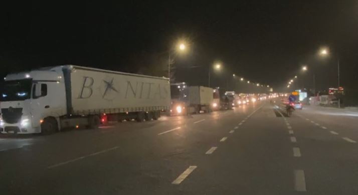 Radhë kilometrike, kamionët pritën me orë të tëra në doganën e Vërmicës