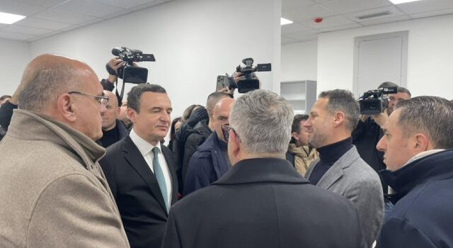 Kurti nuk pëlqen të përgjigjet në pyetje politike në QKUK