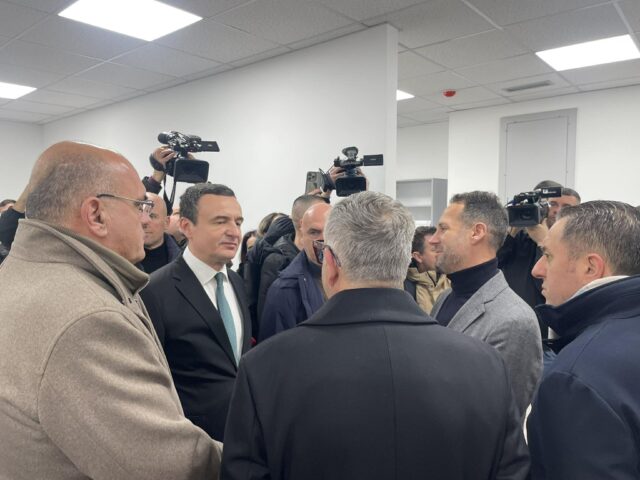 Kurti nuk pëlqen të përgjigjet në pyetje politike në QKUK