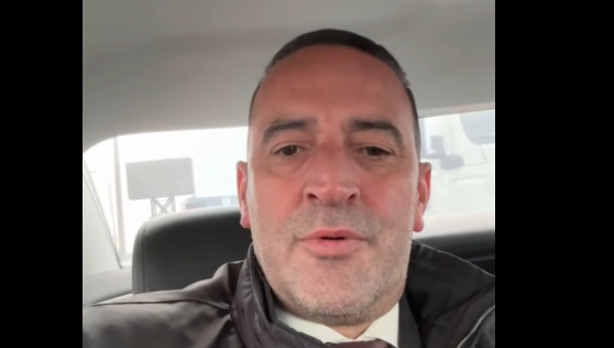 Daut Haradinaj fton qytetarët në tubimin e AAK-së sonte në Prishtinë