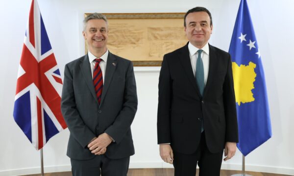 Hargreaves te Kurti me qëndrime: “Fushatë e qetë”, “formim i shpejtë i qeverisë”, “integrim i pakicave”, “progres në dialog”