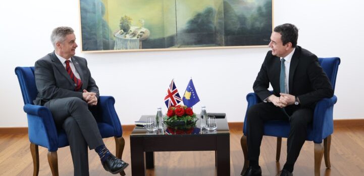 Ambasadori britanik takohet me Kurtin, diskutojnë për zgjedhjet