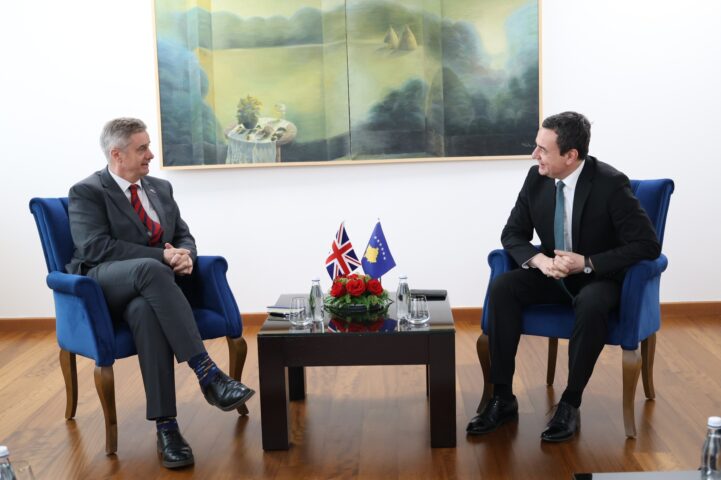 Ambasadori britanik takohet me Kurtin, diskutojnë për zgjedhjet