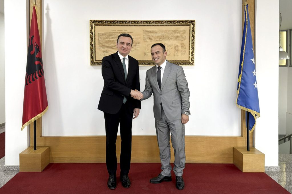 Albin Kurti mirëpritet nga kryetari Komunës së Obiliqit, Halil Thaçi