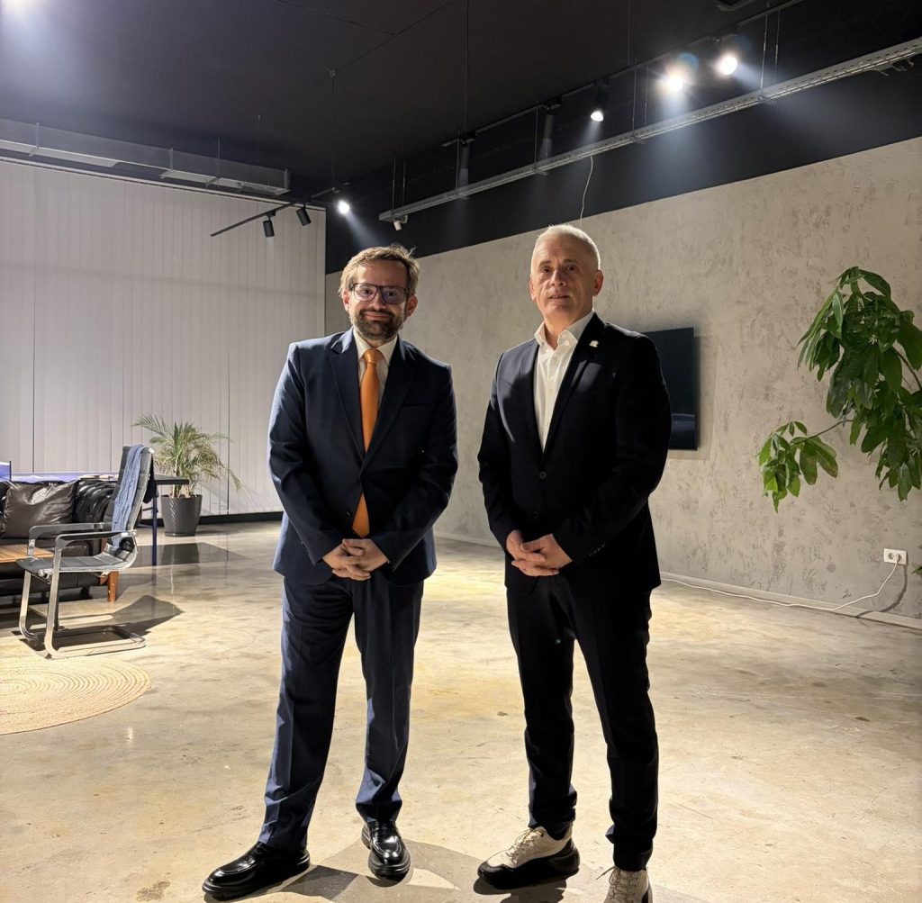 Kushtrim Sadiku prezanton Beqë Cufajn si pjesë të ekipit të Kanal 10