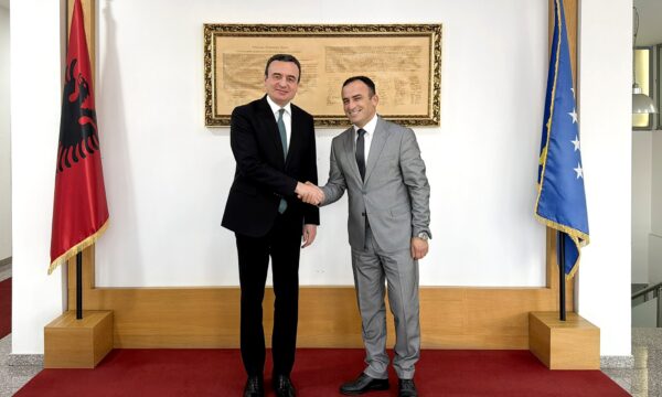 Kurti shkon në Obiliq, e uron Halil Thaçin për detyrën e re: Kryetari i ri ka nisur punën për ringjalljen e qytetit