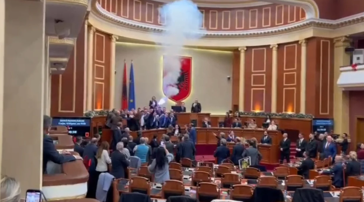 Rriten tensionet në Kuvendin e Shqipërisë, ndizen flakadanë