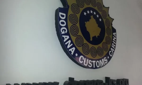 Kapen mbi 10 mijë euro të padeklaruara në një automjet në Jarinjë