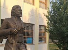 Busti i Adem Jasharit inaugurohet në Hamil të Fierit