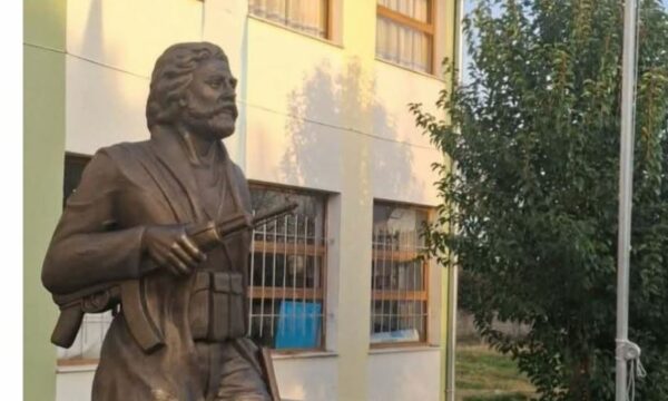 Busti i Adem Jasharit inaugurohet në Hamil të Fierit