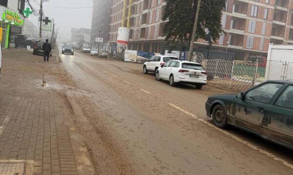 Kamioni ndoti asfaltin, kompania gjobitet me 1000 euro në Prizren pas ankesave të qytetarëve