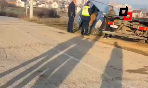 Treni godet një automjet afër Drenasit, dy të lënduar – dalin pamjet