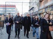 Bedri Hamza ua shpërndan fletushkat me pesë zotimet kryesore qytetarëve të Ferizaj