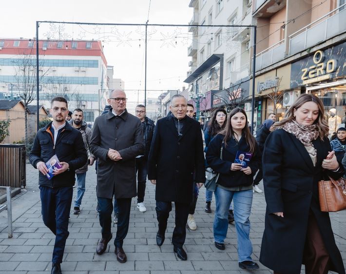 Bedri Hamza ua shpërndan fletushkat me pesë zotimet kryesore qytetarëve të Ferizaj