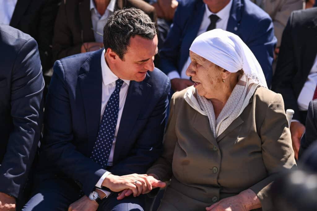 Nëna e heroit Afrim Zhitia përmend Bashkim Jasharin dhe Albin Kurtin: Zemra mal po m’bahet