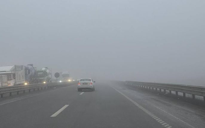 Policia apelon ngasësit për kujdes: Mjegulla paraqet rrezik