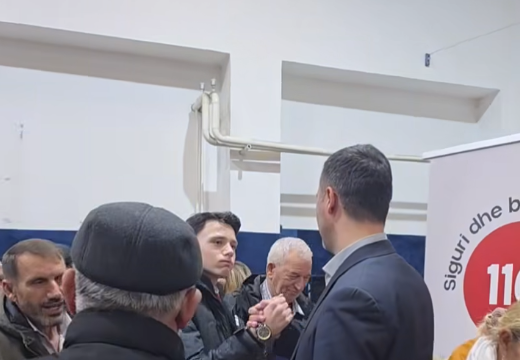 Konjufca s’përmbahet në një tubim në Ferizaj, thotë se do t’i bëjnë “tokë të zezë” partitë e tjera