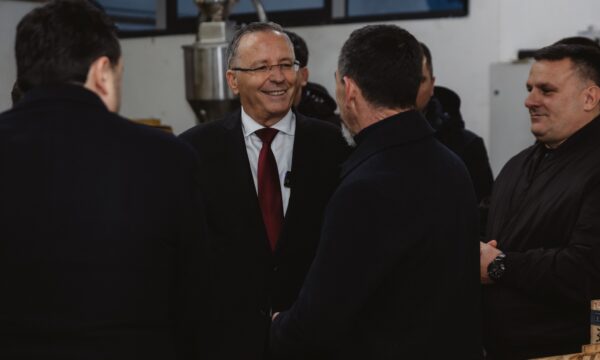 Hamza viziton bizneset në Gjakovë: Fuqizimi i sektorit privat, prioritet i qeverisë sime